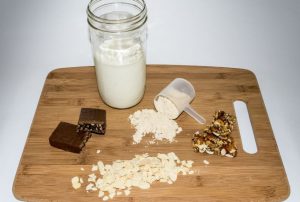 לאחרי אימון או לפניו: איך לבחור את חטיפי חלבון המושלמים עבורכם