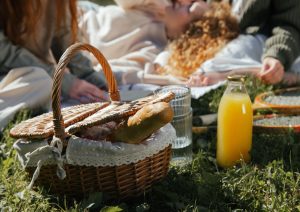 מה להביא לפיקניק עם חברות